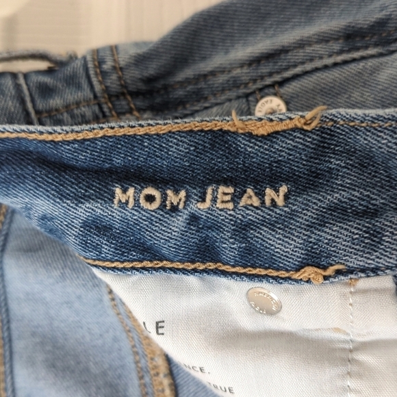 American Eagle Distressed Medium Wash High Waisted Relaxed Fit Mom Jeans Blue 12 - Picture 9 of 15